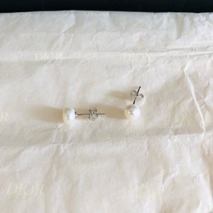 Fresh water white pearls stud earrings with Sterling silver 925.